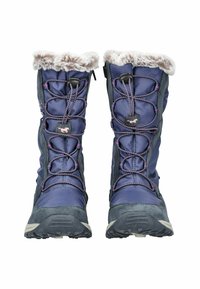 Stivali invernali isolati viola con bordi in pelliccia sintetica, tessuto texturizzato e lacci decorativi. Presentano una suola in gomma resistente per una buona aderenza.