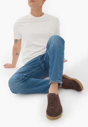 RYŁKO, IA2892__ - Sportieve veterschoenen - brown