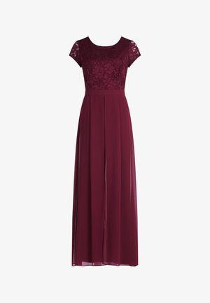 Robe bordeaux avec des manches courtes en dentelle, un corsage ajusté et une jupe en chiffon fluide dotée de plis et de fentes latérales pour plus de mouvement.