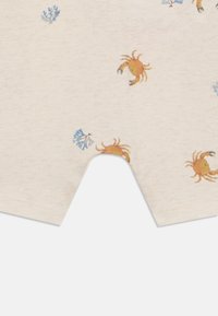 Lyse beige stoffshorts med et lekent mønster av oransje krabber og blå koraller. Har en buet søm og mykt, strukturert materiale.
