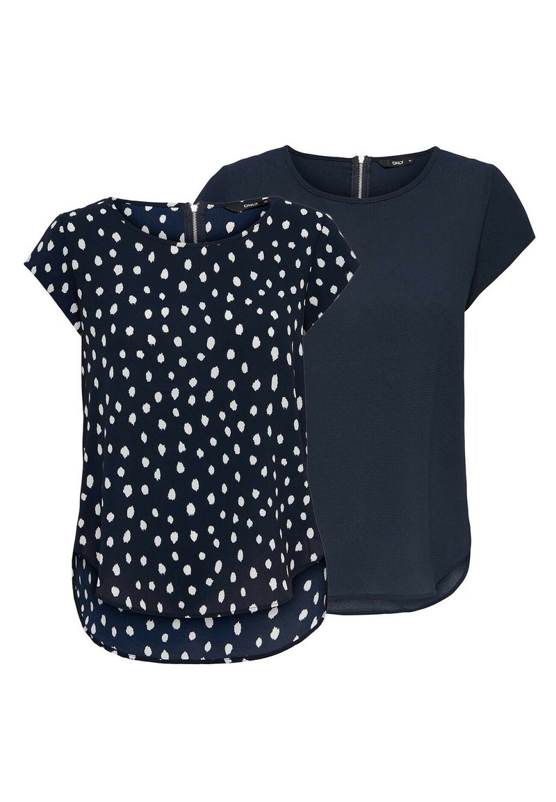 Due magliette da donna: una blu navy con pois bianchi, l'altra in tinta unita blu navy. Entrambe hanno maniche corte e un orlo arrotondato.