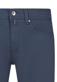 Navy blauwe jeans met een gladde textuur, slim fit en vijfzakkenontwerp. Voorzien van een metalen knoop en subtiele stikseldetails.
