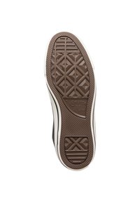 Rjava gumijasta podlaga športnega čevlja z geometričnim profilom, teksturiranimi poudarki in belimi ter črnimi robovi. Vidno je logo "Converse All Star".