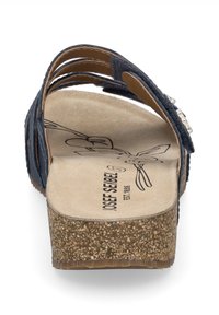Sandalo blu in suede con molteplici cinghie e una suola in sughero texturizzato. Presenta un design piatto e una fodera interna liscia. Logo del marchio visibile.