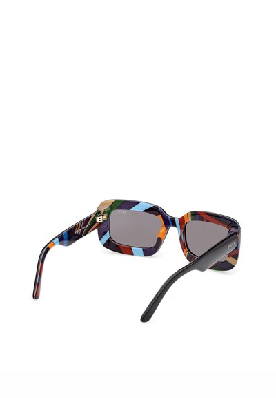 Gafas de sol rectangulares con lentes oscuras, con montura de rayas multicolor y varillas sólidas negras, mostradas sobre un fondo blanco.
