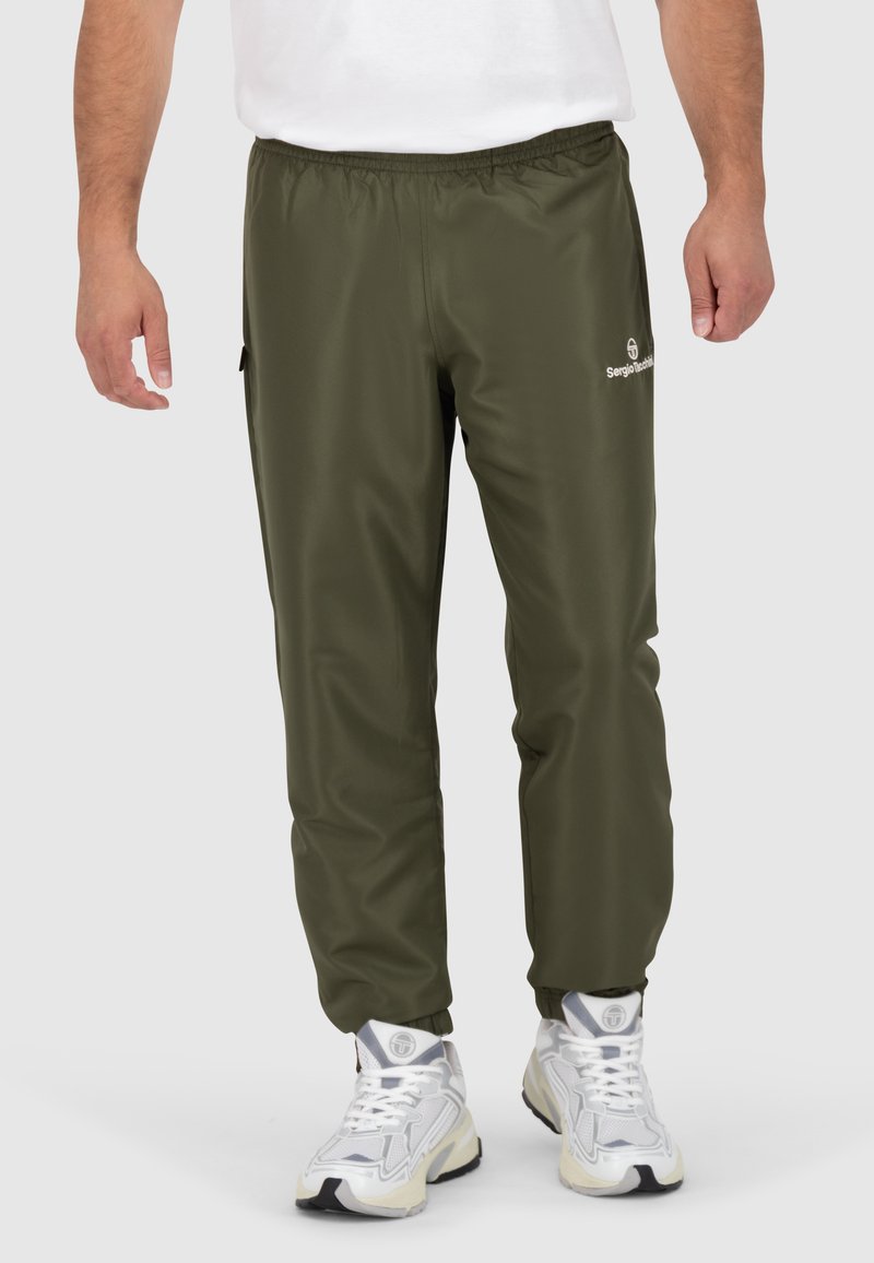 Donkergroene sportbroeken met een elastische tailleband, zijzakken en witte logodetails. Gemaakt van gladde, lichte materialen.