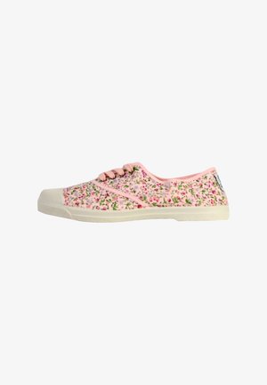 Zapatillas de lona con estampado floral en tela rosa, suela de goma blanca y cordones a juego. Presenta un pequeño patrón floral multicolor en toda la superficie.