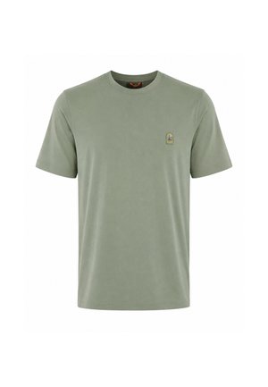 T-shirt vert à manches courtes et col rond avec petite patch rectangulaire avec logo sur la poitrine gauche.