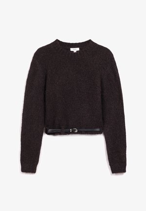 Pull court marron à manches longues, en tissu texturé, avec une ceinture noire à la taille, présentant un col rond et des poignets côtelés.