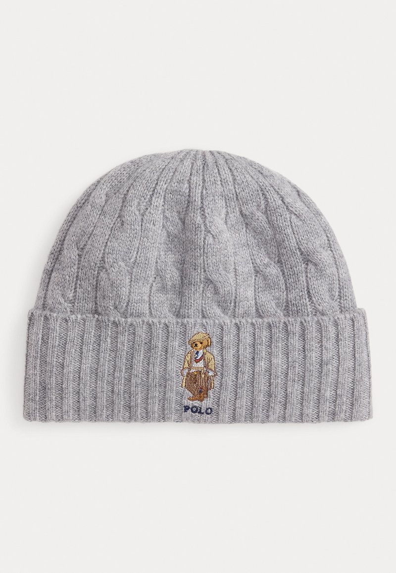 Gorro cinza de malha com padrão de cabos e punho canelado. Apresenta um urso bordado a usar um fato, com o texto "Polo" abaixo do design.
