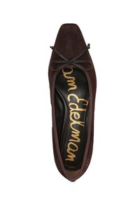 Ballet flat in suede marrone con punta quadrata, caratterizzato da un dettaglio a fiocco testurizzato e branding dorato sulla soletta. Fodera interna liscia.