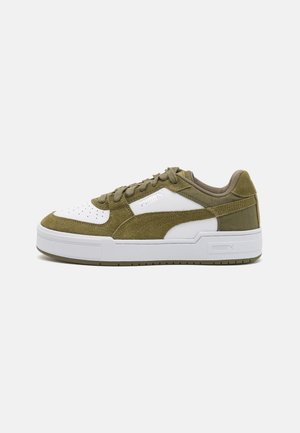 Olivenfarvede suede og hvide lædersneakers med flad hvid gummisål, rund tå og teksturerede detaljer. Har brandlogo på siden.
