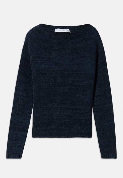 Suéter de malha de manga longa de cor azul escura com um tecido ligeiramente texturado e um corte relaxado, disposto sobre um fundo branco.