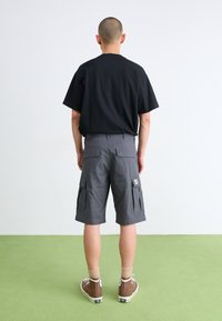 Carhartt WIP REGULAR CARGO COLUMBIA  - Pantaloni scurți - graphite