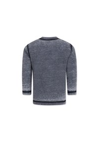 Camicia a maniche lunghe di colore grigio scuro con un sottile effetto sfumato. Presenta rifiniture nere sul collo e sui polsini delle maniche. Tessuto morbido e testurizzato.