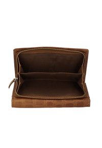 Braune Lederbrieftasche mit offenem goldfarbenem Reißverschluss, die zwei Hauptfächer und einen Trenner im Inneren zeigt.