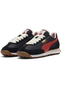 Czarno-czerwone sneakersy z zamszowej i tekstylnej cholewki, kremowymi sznurowadłami oraz gumową podeszwą z teksturowanym bieżnikiem. Zawierają złoty detal z logo.