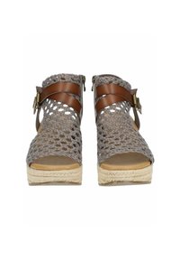 Šedé tkané wedge sandály s hnědými koženými popruhy a akcenty na přezkách, které mají zvýšenou juta podrážku a design s otevřenou špičkou.