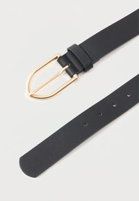 Čierny kožený opasok so zlatou zaoblenou obdĺžnikovou kovovou prackou a piatimi nastavovacími otvormi na bielom pozadí.