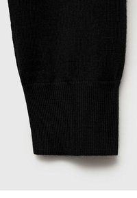 Černá pletená látka s designem žebrovaného lemu. Textura působí měkce a pružně, s hladkým povrchem a rovnoměrným šitím.