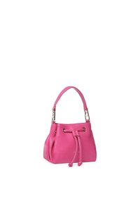 Borsa a secchiello in pelle rosa brillante con chiusura a coulisse, manico corto e finiture in metallo argentato, caratterizzata da una superficie liscia.