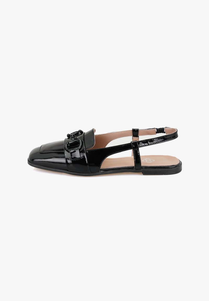 Schwarze Lackleder Slingback-Flats mit quadratischer Zehenpartie, dekorativem Schnallen-Detail, offenen Seiten und flacher Sohle. Mit gepolstertem Fußbett.