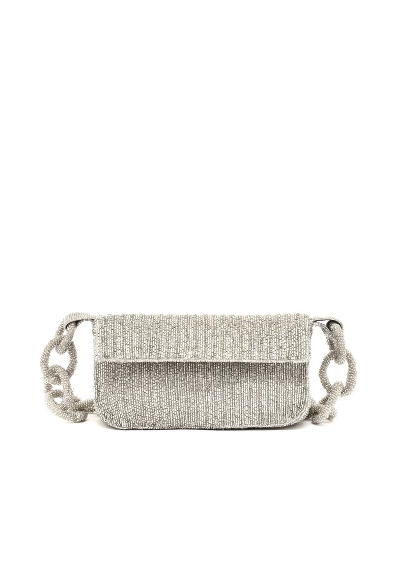 Srebrna torbica z biserki z teksturirano površino, pravokotno obliko, zapiranjem na pokrov in edinstveno podrobnostjo verižnega traku.