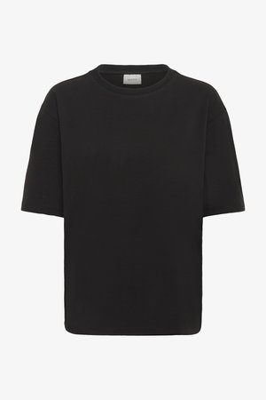 T-shirt nera a maniche corte, taglio ampio, con scollo rotondo e etichetta bianca visibile all'interno del collo con la scritta "GESTUZ".