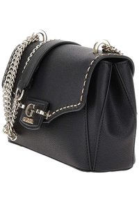 Borsa a tracolla in pelle nera con forma strutturata, tracolla in catena argentata, cuciture a contrasto e un particolare chiusura con logo sul fronte.