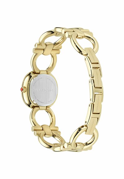 Goudkleurig Ferragamo armbandhorloge met een ontwerp van aan elkaar gekoppelde schakels, een ronde kastachterkant gegraveerd met het Ferragamo-logo en een rode kroon detail.