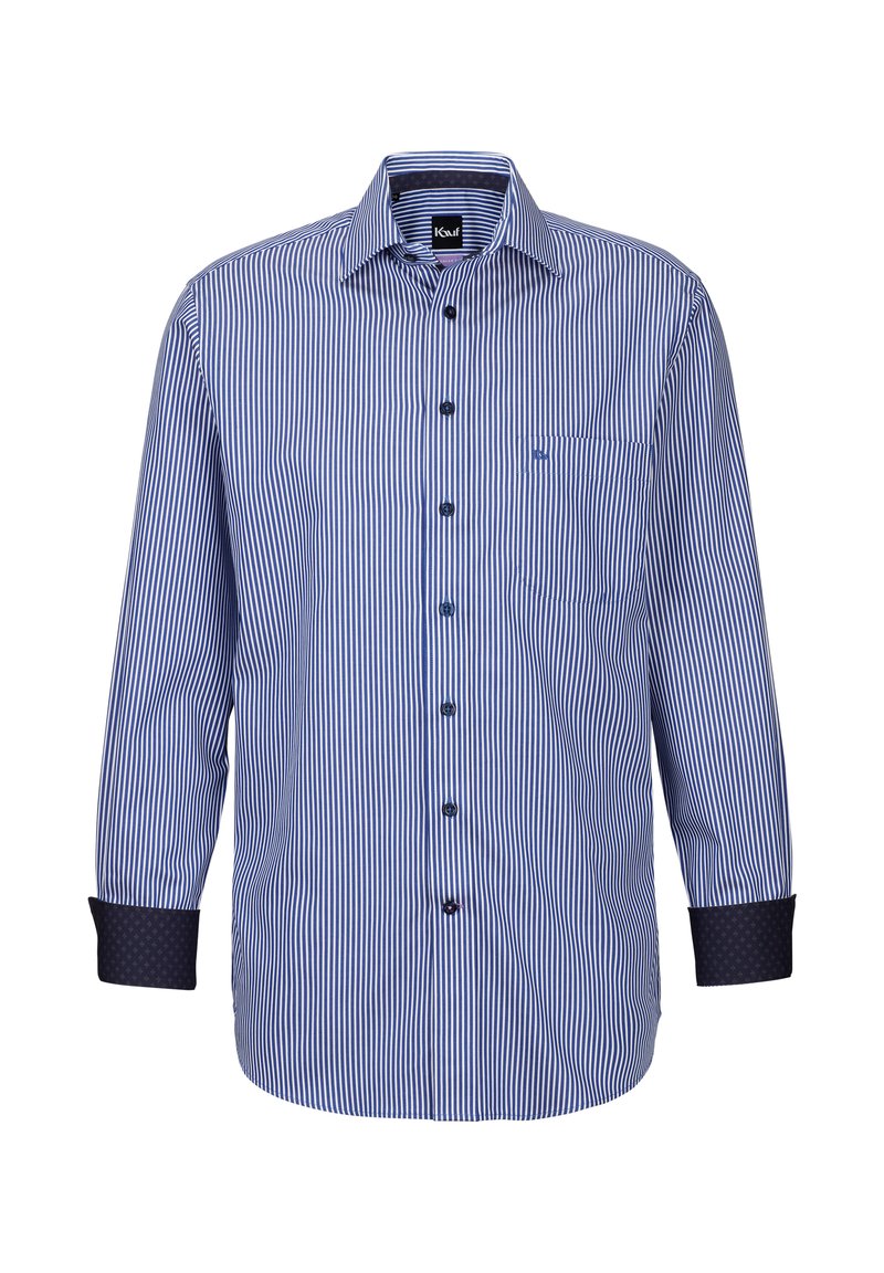 Camicia a maniche lunghe a righe blu e bianche con colletto classico, chiusura frontale con bottoni e polsini a motivo scuro. Presenta una tasca sul petto.