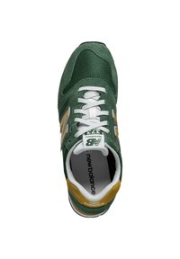 Baskets en daim vert et mesh avec lacets blancs, accents dorés et semelle noire, avec le logo "new balance" sur la languette et le talon.