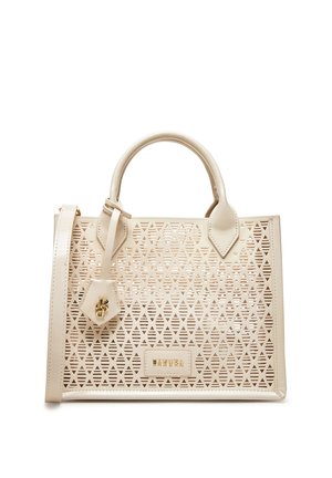 Cremebeige Handtasche mit geometrischen Dreiecks-Ausschnitten, doppelten Griffen, abnehmbarem Schulterriemen und goldener "BADURA"-Logoplatte.