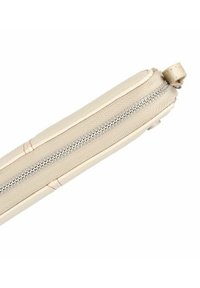Lichtbeige leren clutch met een textuurafwerking, voorzien van een zilveren rits en een eenvoudig stoffen trekkoord. De randen hebben subtiele stiksels.