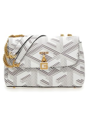 Witte en grijze Guess-handtas met patroon, gouden kettingriem en gouden "G" sluiting op het voorflapje.