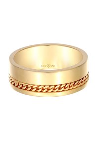 Guldbelagt ring med en glat, reflekterende overflade; har et hævet kædemønster omkring midten; markeret 925 for sølvindhold.