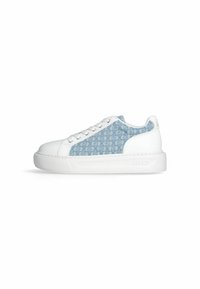 Sneaker bianco con pannello laterale in canvas a motivi blu chiaro, suola in gomma bianca piatta e punta bianca texturizzata. Presenta il logo sul tallone.