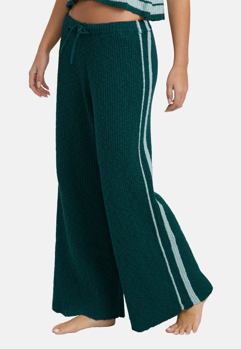 Teal geribbelde gebreide wijde broek met een trekkoord in de taille, voorzien van witte zijsstrips en een zachte textuur, geschikt voor casual gebruik.