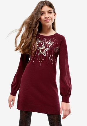 Rochie tricotată burgundă cu mâneci lungi, decorată cu embellishementuri sub formă de stele argintii și detalii cu mărgele care se coboară din decolteu.