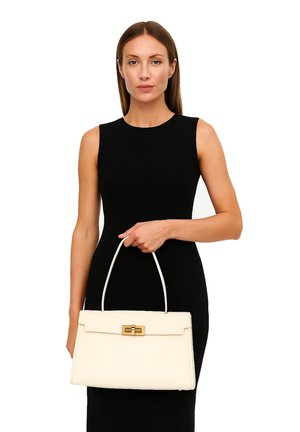 Borsa a mano in pelle color crema con un design strutturato, doppi manici e una chiusura in metallo dorato. Texture liscia con dettagli di cucitura minimi.