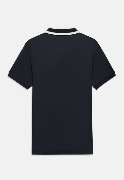 Σκούρο μπλε κοντομάνικο πόλο μπλουζάκι με γιακά ριγέ σε λευκό και σκούρο μπλε, απεικονίζεται από πίσω.