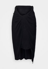 Saia preta drapeada, feita de tecido suave, com uma cintura torcida, fenda frontal e uma silhueta fluida. Textura suave, design minimalista.