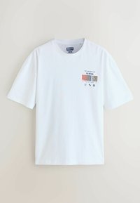 Hvid T-shirt med afslappet pasform og lille multifarvet "Paradox Echo" samt klubbegivenhedstekst på venstre bryst, rund halsudskæring, korte ærmer.