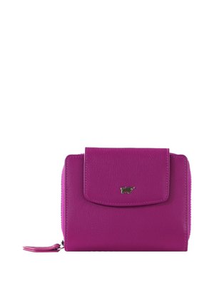 Monedero de cuero magenta con acabado texturizado, que cuenta con una solapa frontal, un acento de logo plateado y un cierre de cremallera en el lateral. Diseño compacto.