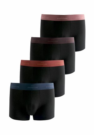 Négy fekete férfi boxeralsó rugalmas derékpánttal, különböző színekben, mindegyiken "NEXT SIGNATURE" felirattal, fehér háttér előtt bemutatva.