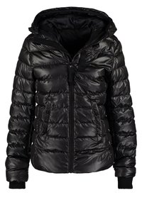 Czarna kurtka puchowa z kapturem, posiadająca poziomy wzór pikowania, zapięcie na zamek z przodu oraz guziki na kieszeniach. Gładka, błyszcząca tekstura.