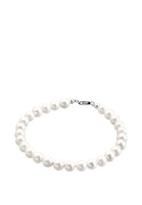 Bracelet de perles blanches avec des perles rondes et un fermoir en argent sur un fond blanc, disposé en forme circulaire.