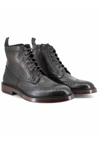 Stivali alla caviglia in pelle marrone scuro con design a punta, dettagli perforati, lacci e zip laterale, dotati di tacco impilato marrone.