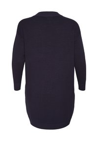 Pull en maille côtelée bleu marine foncé à manches longues avec un col rond et une coupe décontractée, légèrement oversize, vu de dos.