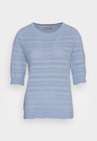 Maglione lavorato a maglia di colore azzurro chiaro con collo rotondo, maniche corte e un motivo a righe orizzontali testurizzate. Dettaglio a bordi ondulati sul fondo.